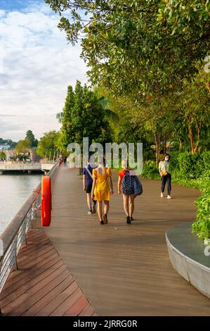 Menschen, die auf dem Sentosa Boardwalk, Sentosa Island, Singapur, spazieren gehen Stockfoto