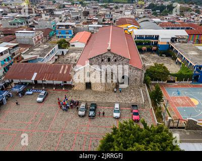 Schöne Luftaufnahme von San Juan la Laguna kleine Stadt im Guatemala Atitlan See - Regenschirmstraßen, bunte Menschen und Touristen Stockfoto