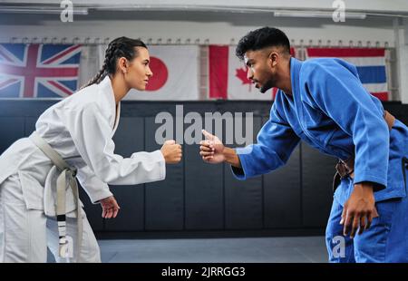 Karate, mma und Fitness mit einem Lehrer und Schüler lernen, trainieren und machen ein Training für Bewegung, Sport und Gesundheit. Mann und Frau im Kampf Stockfoto