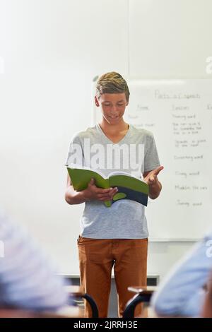 HES bekam Professor Potenzial. Ein junger Schuljunge, der eine Präsentation vor der Klasse. Stockfoto