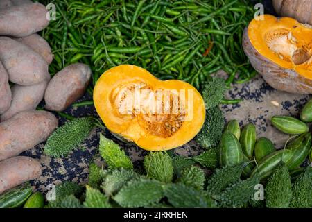Sortiment an frischem Obst und Gemüse Stockfoto