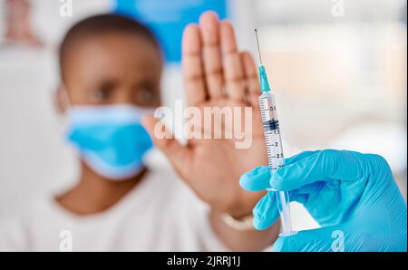 Vakzine zögern, covid und weibliche Patientin stoppen Arzt die Injektion in der Klinik. Frau, die sich weigert, die Impfung zu nehmen, während ein Stockfoto