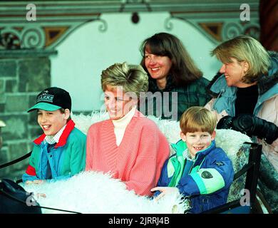 Datei-Foto vom 27/03/94 von der Prinzessin von Wales und ihren beiden Söhnen, Prinzessin William (links) und Prinz Harry, die in einem Pferdeschlitten reiten, während sie ihr Hotel in Lech, Österreich, verlassen. Diana, Prinzessin von Wales, wurde am 31 1997. August bei einem Autounfall im Tunnel Pont de l'Alma in Paris getötet. Ausgabedatum: Freitag, 26. August 2022. Stockfoto