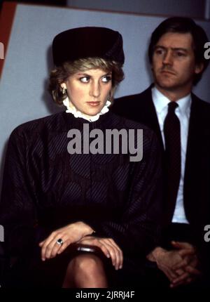 Aktenfoto vom 01/04/86 der Prinzessin von Wales am Flughafen Heathrow in London. Diana, Prinzessin von Wales, wurde am 31 1997. August bei einem Autounfall im Tunnel Pont de l'Alma in Paris getötet. Ausgabedatum: Freitag, 26. August 2022. Stockfoto