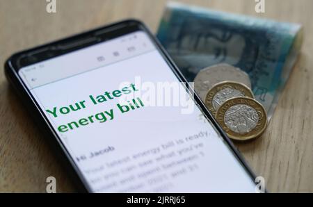 Foto vom 03/02/22 einer Online-Energierechnung, auf der laut einer neuen Umfrage fast die Hälfte der Briten, die zur aktuellen Energiekrise des Vereinigten Königreichs befragt wurden, der Regierung mehr Schuld als den Energieunternehmen zuschieben. Stockfoto