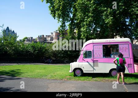 In hellen Farben servierter klassischer Eiswagen in der Nähe des Tower of London in der City of London, Großbritannien, während der Hitzewelle im August 2022. Bedford van Stockfoto