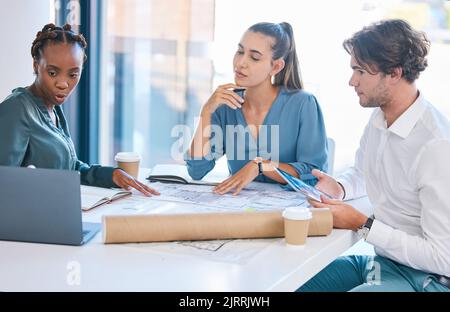 Architekten, Designer und Ingenieure arbeiten als Team an Bauplänen und Bauplänen, während sie im Kreativbüro einen Laptop verwenden. Planung Stockfoto