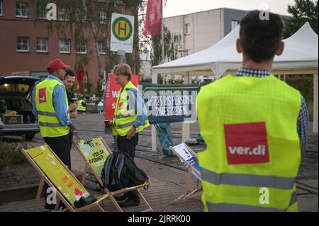 26. August 2022, Sachsen-Anhalt, Halle (Saale): Straßenbahnfahrer waren dem Aufruf der Gewerkschaft Verdi gefolgt und streikten vor dem Betriebshof der Hallesche Verkehrs AG in der Freiimfelder Straße. Die Warnstreiks im öffentlichen Nahverkehr in weiten Teilen von Sachsen-Anhalt waren am Freitagmorgen in vollem Gange. Verdi hatte die Warnstreiks gefordert, weil nach mehreren Verhandlungsrunden im Lohnstreit mit den Arbeitgebern keine Einigung erzielt werden konnte. Foto: Heiko Rebsch/dpa Stockfoto