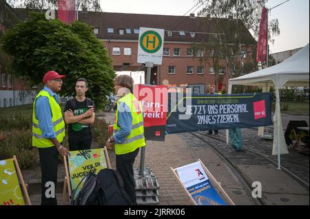 26. August 2022, Sachsen-Anhalt, Halle (Saale): Die Straßenbahnfahrer waren dem Aufruf der Gewerkschaft Verdi gefolgt und streikten vor dem Betriebshof der Hallesche Verkehrs AG in der Freiimfelder Straße. Die Warnstreiks im öffentlichen Nahverkehr in weiten Teilen von Sachsen-Anhalt waren am Freitagmorgen in vollem Gange. Verdi hatte die Warnstreiks gefordert, weil nach mehreren Verhandlungsrunden im Lohnstreit mit den Arbeitgebern keine Einigung erzielt werden konnte. Foto: Heiko Rebsch/dpa Stockfoto