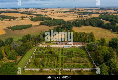 25.. August 2022. Preston Hall in der Nähe von Pathhead, Midlothian, Schottland. Wetter in Großbritannien, Schottland. Der schöne, von einer Mauer umgebene Garten von Preston Hall aus dem 18.. Jahrhundert, eingebettet in die grüne Landschaft der Midlothian und die goldenen Felder. Die Gärten sind an diesem Wochenende für die Öffentlichkeit geöffnet. Es wird angenommen, dass es 1806 kurz nach der Fertigstellung des Hauses erbaut wurde und blieb relativ unberührt, bis es um 1885 von Cecelia Margaret Callander (CMC) umgebaut wurde. Der ursprüngliche Garten wurde gebaut, um Obst und Gemüse für das Haupthaus zu liefern, und der Blumengarten, der zu einem späteren Zeitpunkt hinzugefügt zu werden scheint, wurde zu su geschaffen Stockfoto