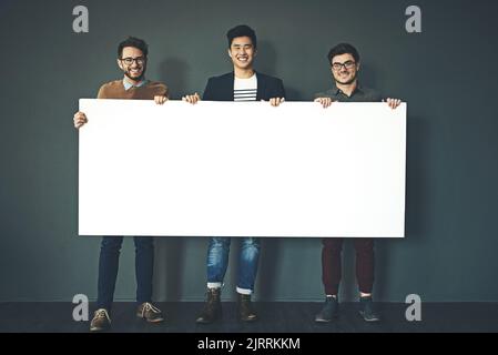 Mockup, blank und Display Board Schild, Werbung auf einem leeren weißen Brett für Branding und zeigen Informationen auf einem Plakat, während auf der Arbeit stehen Stockfoto