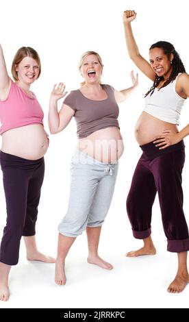 Glücklich schwanger und Vielfalt Frauen im Studio oder Schwangerschaft Porträt, Mutter mit Wellness Erfolg Lächeln, weißen Hintergrund mockup sein. Aufgeregte Mutter Stockfoto