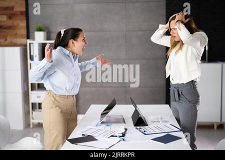 Konflikt Am Arbeitsplatz. Geschäftsfrau Kämpft. Neid Und Streit Stockfoto