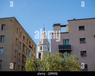 Marseille - Frankreich - Mai 15. 2022: Blick auf die Kirche Eglise Notre-Dame-des-Accoules zwischen Wohngebäuden Stockfoto