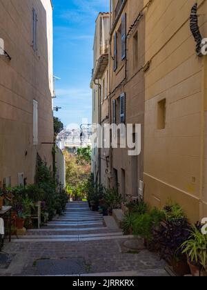 Marseille, Frankreich - Mai 15. 2022: Schmale Treppen verführen das Stadtzentrum. Stockfoto