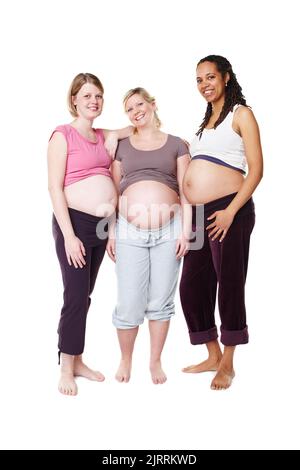 Schwanger, glücklich und Vielfalt Frauen Schwangerschaft Porträt, Mutter mit Wellness Erfolg Lächeln mit weißem Hintergrund im Studio sein. Unterstützung, Mutterschaft Stockfoto