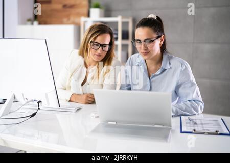 Hybrid-Laptop Am Arbeitsplatz Im Büro. Computerschulung Stockfoto