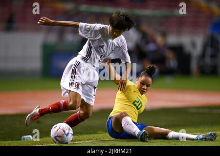 San Jose. 25. August 2022. Hamano Maika (L) aus Japan steht am 25. August 2022 im Halbfinale der FIFA U-20 Frauen-Weltmeisterschaft 2022 in San Jose, Costa Rica, mit Dudinha aus Brasilien auf. Kredit: Xin Yuewei/Xinhua/Alamy Live Nachrichten Stockfoto