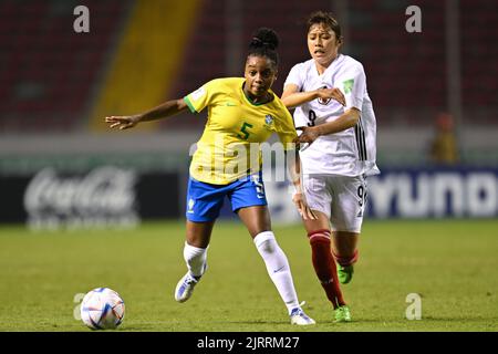 San Jose. 25. August 2022. Yamamoto Yuzuki (R) aus Japan steht am 25. August 2022 im Halbfinale der FIFA U-20 Frauen-Weltmeisterschaft 2022 in San Jose, Costa Rica, mit Cris aus Brasilien auf. Kredit: Xin Yuewei/Xinhua/Alamy Live Nachrichten Stockfoto