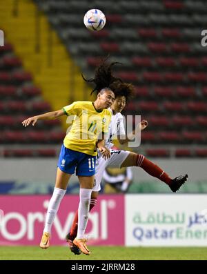 San Jose. 25. August 2022. Fujino Aoba (R) aus Japan steht am 25. August 2022 im Halbfinale der FIFA U-20 Frauen-Weltmeisterschaft 2022 in San Jose, Costa Rica, gegen Aline aus Brasilien. Kredit: Xin Yuewei/Xinhua/Alamy Live Nachrichten Stockfoto