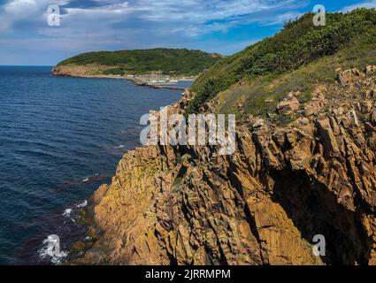 Vang, Dänemark. 03. August 2022. Landschaft an der Westküste in der Nähe der Ruinen der mittelalterlichen Festung Hammershus auf der dänischen Insel in der Ostsee. Die Insel Bornholm ist - zusammen mit dem vorgelagerten Archipel Ertholmene - Dänemarks östlichste Insel. Dank seiner Lage zählt die Insel Bornholm besonders viele Sonnenstunden. Quelle: Patrick Pleul/dpa/Alamy Live News Stockfoto