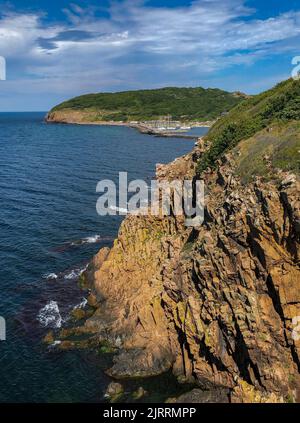 Vang, Dänemark. 03. August 2022. Landschaft an der Westküste in der Nähe der Ruinen der mittelalterlichen Festung Hammershus auf der dänischen Insel in der Ostsee. Die Insel Bornholm ist - zusammen mit dem vorgelagerten Archipel Ertholmene - Dänemarks östlichste Insel. Dank seiner Lage zählt die Insel Bornholm besonders viele Sonnenstunden. Quelle: Patrick Pleul/dpa/Alamy Live News Stockfoto