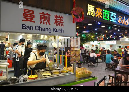 Ban Chang Kueh ist ein dicker, traditioneller Hokkien chinesischer Pfannkuchen, gefüllt mit zerkleinerten Erdnüssen, der hier auf einem Gericht in Singapur zubereitet wird Stockfoto