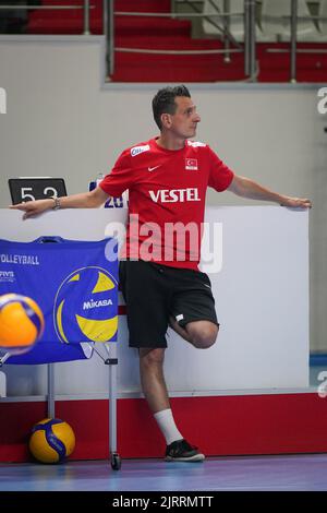 Die türkische Volleyballnationalmannschaft der Frauen stellt sich