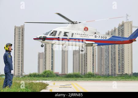 YANTAI, CHINA - 18. AUGUST 2022 - Rettungshubschrauber führen Flug- und Rettungstraining beim Rettungsflugteam des Beihai-Rettungsbüros in Yantai, S, durch Stockfoto