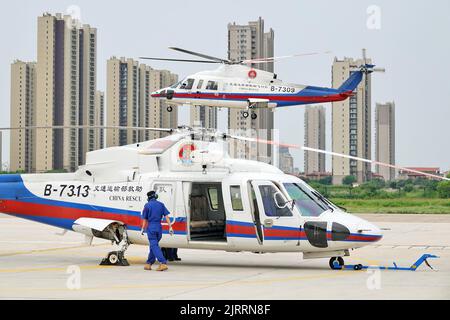 YANTAI, CHINA - 18. AUGUST 2022 - Rettungshubschrauber führen Flug- und Rettungstraining beim Rettungsflugteam des Beihai-Rettungsbüros in Yantai, S, durch Stockfoto