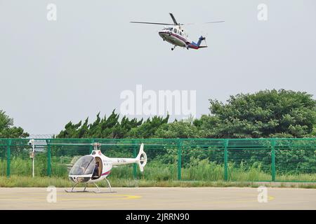 YANTAI, CHINA - 18. AUGUST 2022 - Rettungshubschrauber führen Flug- und Rettungstraining beim Rettungsflugteam des Beihai-Rettungsbüros in Yantai, S, durch Stockfoto