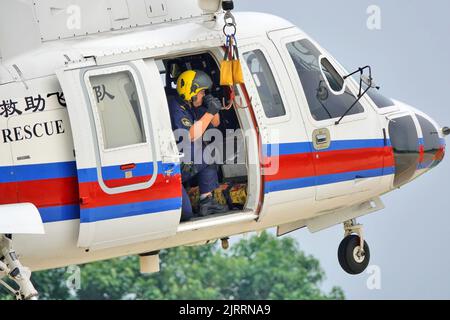 YANTAI, CHINA - 18. AUGUST 2022 - Rettungshubschrauber führen Flug- und Rettungstraining beim Rettungsflugteam des Beihai-Rettungsbüros in Yantai, S, durch Stockfoto