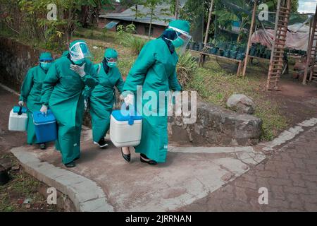 Temanggung, Central Java, Indonesien, 23. September 2021: Medizinische Mitarbeiter bereiten Injektionen des Covid-19-Impfstoffs vor. Durch diese Methode wird erwartet, dass die Teilnahme an Impfungen zunehmen wird, da sie Familien erreichen kann, die keinen Zugang haben und Angst haben, das Haus zu verlassen, um die Übertragung des Virus zu vermeiden. Stockfoto