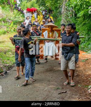 Indonesien, 13 2022. Juni - die Tau Tau, die den Toten darstellt, wird in einer Prozession zum Beerdigungsfest getragen. Stockfoto