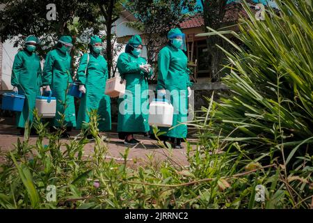 Temanggung, Central Java, Indonesien, 23. September 2021: Medizinische Mitarbeiter bereiten Injektionen des Covid-19-Impfstoffs vor. Durch diese Methode wird erwartet, dass die Teilnahme an Impfungen zunehmen wird, da sie Familien erreichen kann, die keinen Zugang haben und Angst haben, das Haus zu verlassen, um die Übertragung des Virus zu vermeiden. Stockfoto