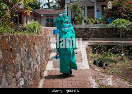 Temanggung, Central Java, Indonesien, 23. September 2021: Medizinische Mitarbeiter bereiten Injektionen des Covid-19-Impfstoffs vor. Durch diese Methode wird erwartet, dass die Teilnahme an Impfungen zunehmen wird, da sie Familien erreichen kann, die keinen Zugang haben und Angst haben, das Haus zu verlassen, um die Übertragung des Virus zu vermeiden. Stockfoto