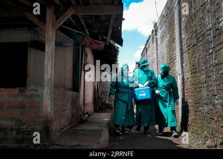Temanggung, Central Java, Indonesien, 23. September 2021: Medizinische Mitarbeiter bereiten Injektionen des Covid-19-Impfstoffs vor. Durch diese Methode wird erwartet, dass die Teilnahme an Impfungen zunehmen wird, da sie Familien erreichen kann, die keinen Zugang haben und Angst haben, das Haus zu verlassen, um die Übertragung des Virus zu vermeiden. Stockfoto