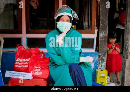 Temanggung, Central Java, Indonesien, 23. September 2021: Medizinische Mitarbeiter bereiten Injektionen des Covid-19-Impfstoffs vor. Durch diese Methode wird erwartet, dass die Teilnahme an Impfungen zunehmen wird, da sie Familien erreichen kann, die keinen Zugang haben und Angst haben, das Haus zu verlassen, um die Übertragung des Virus zu vermeiden. Stockfoto