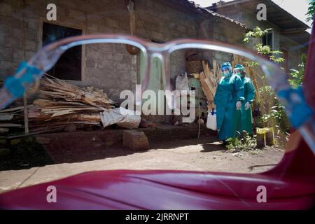 Temanggung, Central Java, Indonesien, 23. September 2021: Medizinische Mitarbeiter bereiten Injektionen des Covid-19-Impfstoffs vor. Durch diese Methode wird erwartet, dass die Teilnahme an Impfungen zunehmen wird, da sie Familien erreichen kann, die keinen Zugang haben und Angst haben, das Haus zu verlassen, um die Übertragung des Virus zu vermeiden. Stockfoto