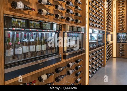 Der Weinkeller 'La Cave' der Cité Internationale de la Gastronomie et du Vin Stockfoto