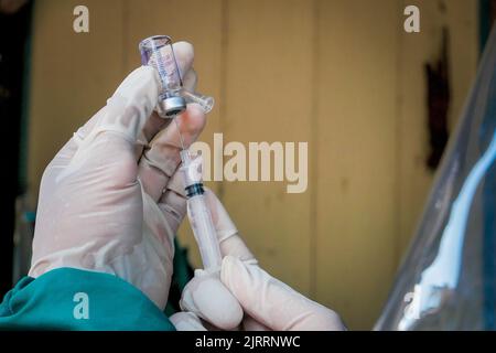Temanggung, Central Java, Indonesien, 23. September 2021: Medizinische Mitarbeiter bereiten Injektionen des Covid-19-Impfstoffs vor. Durch diese Methode wird erwartet, dass die Teilnahme an Impfungen zunehmen wird, da sie Familien erreichen kann, die keinen Zugang haben und Angst haben, das Haus zu verlassen, um die Übertragung des Virus zu vermeiden. Stockfoto