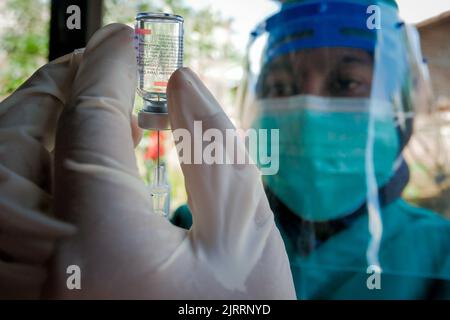 Temanggung, Central Java, Indonesien, 23. September 2021: Medizinische Mitarbeiter bereiten Injektionen des Covid-19-Impfstoffs vor. Durch diese Methode wird erwartet, dass die Teilnahme an Impfungen zunehmen wird, da sie Familien erreichen kann, die keinen Zugang haben und Angst haben, das Haus zu verlassen, um die Übertragung des Virus zu vermeiden. Stockfoto