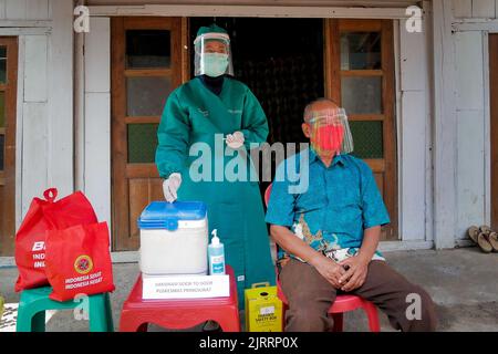 Temanggung, Central Java, Indonesien, 23. September 2021: Medizinische Mitarbeiter bereiten Injektionen des Covid-19-Impfstoffs vor. Durch diese Methode wird erwartet, dass die Teilnahme an Impfungen zunehmen wird, da sie Familien erreichen kann, die keinen Zugang haben und Angst haben, das Haus zu verlassen, um die Übertragung des Virus zu vermeiden. Stockfoto