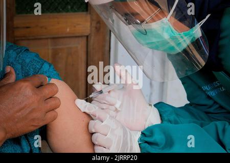 Temanggung, Central Java, Indonesien, 23. September 2021: Medizinische Mitarbeiter bereiten Injektionen des Covid-19-Impfstoffs vor. Durch diese Methode wird erwartet, dass die Teilnahme an Impfungen zunehmen wird, da sie Familien erreichen kann, die keinen Zugang haben und Angst haben, das Haus zu verlassen, um die Übertragung des Virus zu vermeiden. Stockfoto