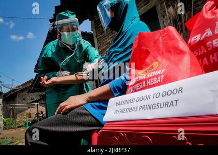 Temanggung, Central Java, Indonesien, 23. September 2021: Medizinische Mitarbeiter bereiten Injektionen des Covid-19-Impfstoffs vor. Durch diese Methode wird erwartet, dass die Teilnahme an Impfungen zunehmen wird, da sie Familien erreichen kann, die keinen Zugang haben und Angst haben, das Haus zu verlassen, um die Übertragung des Virus zu vermeiden. Stockfoto