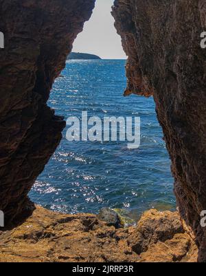 Vang, Dänemark. 03. August 2022. Landschaft an der Westküste in der Nähe der Ruinen der mittelalterlichen Festung Hammershus auf der dänischen Insel in der Ostsee. Die Insel Bornholm ist - zusammen mit dem vorgelagerten Archipel Ertholmene - Dänemarks östlichste Insel. Dank seiner Lage zählt die Insel Bornholm besonders viele Sonnenstunden. Quelle: Patrick Pleul/dpa/Alamy Live News Stockfoto