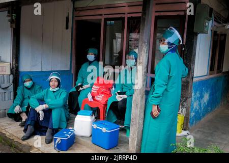 Temanggung, Central Java, Indonesien, 23. September 2021: Medizinische Mitarbeiter bereiten Injektionen des Covid-19-Impfstoffs vor. Durch diese Methode wird erwartet, dass die Teilnahme an Impfungen zunehmen wird, da sie Familien erreichen kann, die keinen Zugang haben und Angst haben, das Haus zu verlassen, um die Übertragung des Virus zu vermeiden. Stockfoto