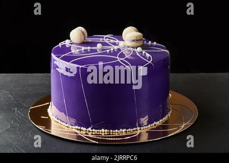 Happy Birthday Multi-Layer-Kuchen. Mit violetter Vereisung und Makronen. Lila und weiß Thema Stockfoto