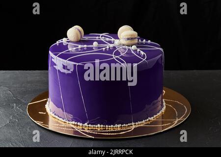 Happy Birthday Multi-Layer-Kuchen. Mit violetter Vereisung und Makronen. Lila und weiß Thema Stockfoto