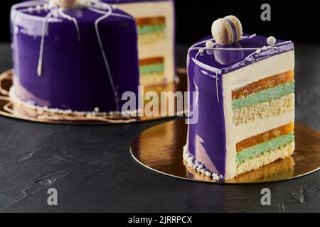 Happy Birthday Multi-Layer-Kuchen. Mit violetter Vereisung und Makronen. Lila und weiß Thema Stockfoto